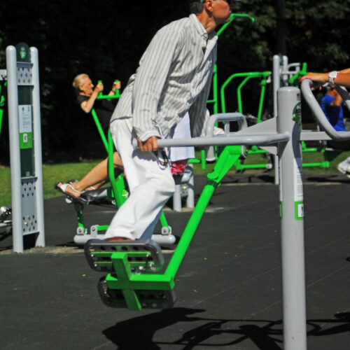 Buiten fitness toestel: Ski trainer 7 Het perfecte apparaat voor ontspanning en spierversterking in de frisse lucht.